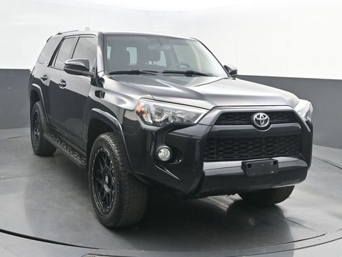 Used 2017 Toyota 4Runner SR5 AWD/4WD image 9