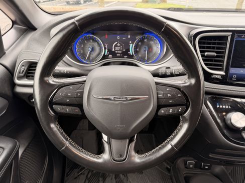 Used 2021 Chrysler Pacifica Touring w/ S Appearance Package image 16