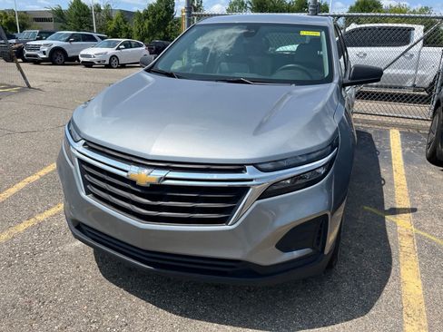 Used 2024 Chevrolet Equinox LS w/ Driver Confidence II Package FWD image 4