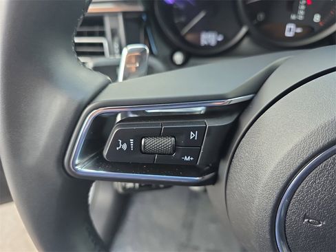 Used 2025 Porsche Macan image 33