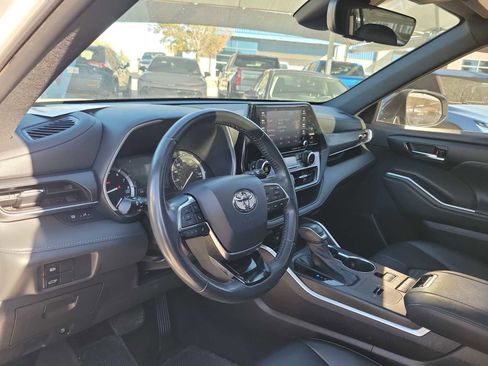 Used 2021 Toyota Highlander XSE image 2