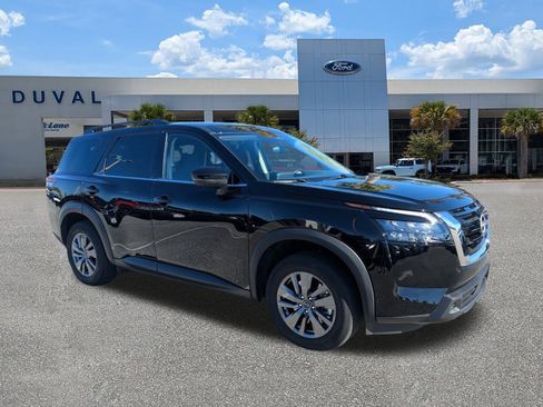 Used 2025 Nissan Pathfinder SV image 2