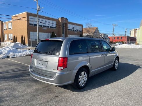 Used 2018 Dodge Grand Caravan SE w/ UConnect Hands-Free Group image 5