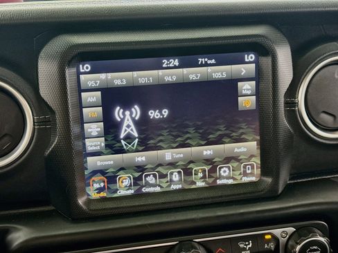 Used 2022 Jeep Wrangler Unlimited Sahara w/ Dual Top Group AWD/4WD image 18