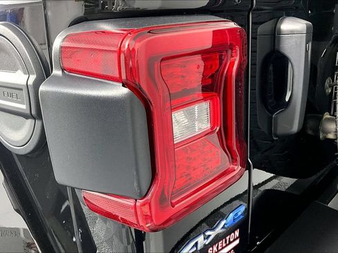 Used 2023 Jeep Wrangler Unlimited Sahara w/ Cold Weather Group AWD/4WD image 29