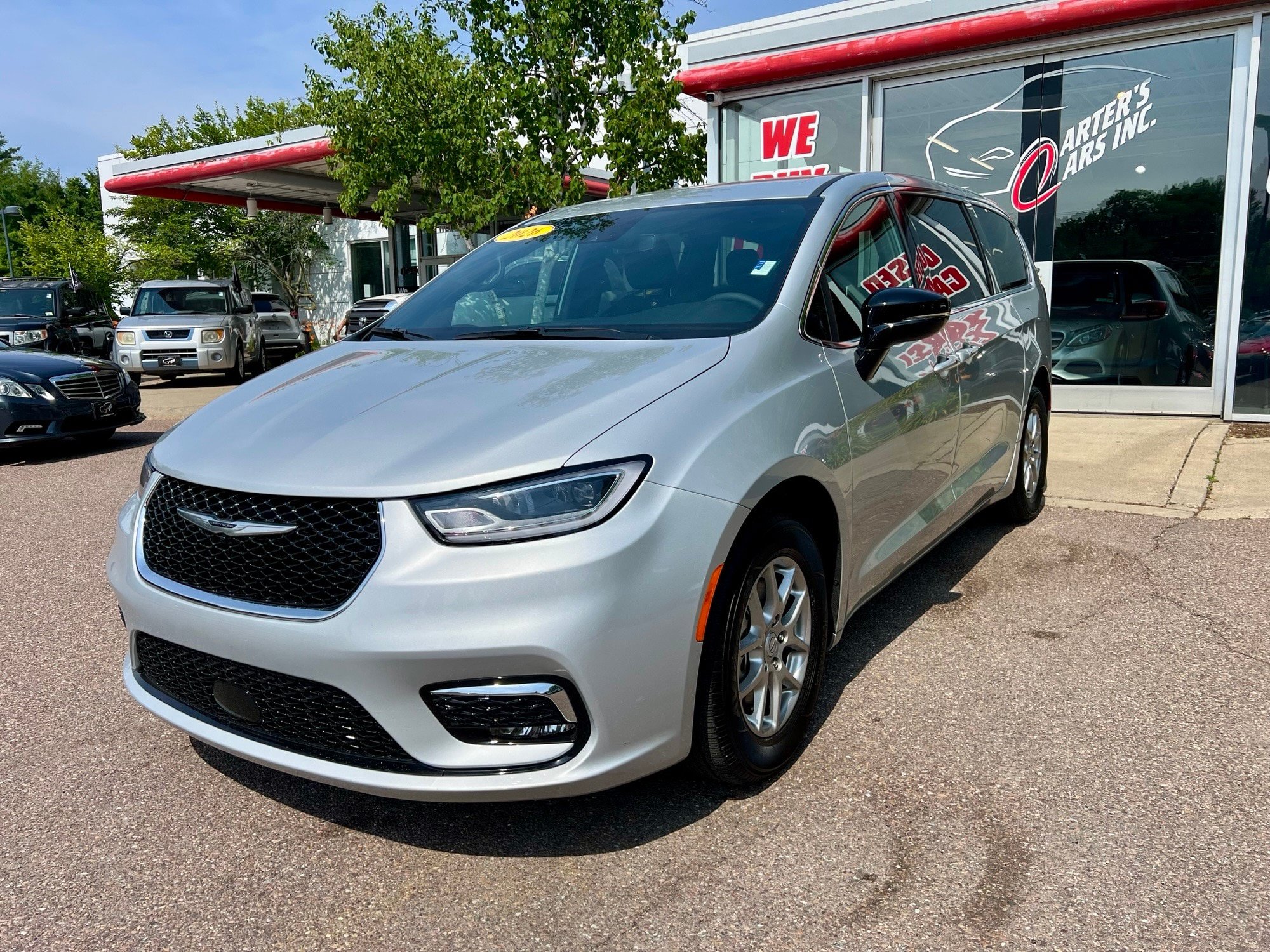 Used 2026 Chrysler Pacifica Select FWD image 1