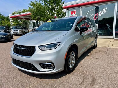 Used 2026 Chrysler Pacifica Select