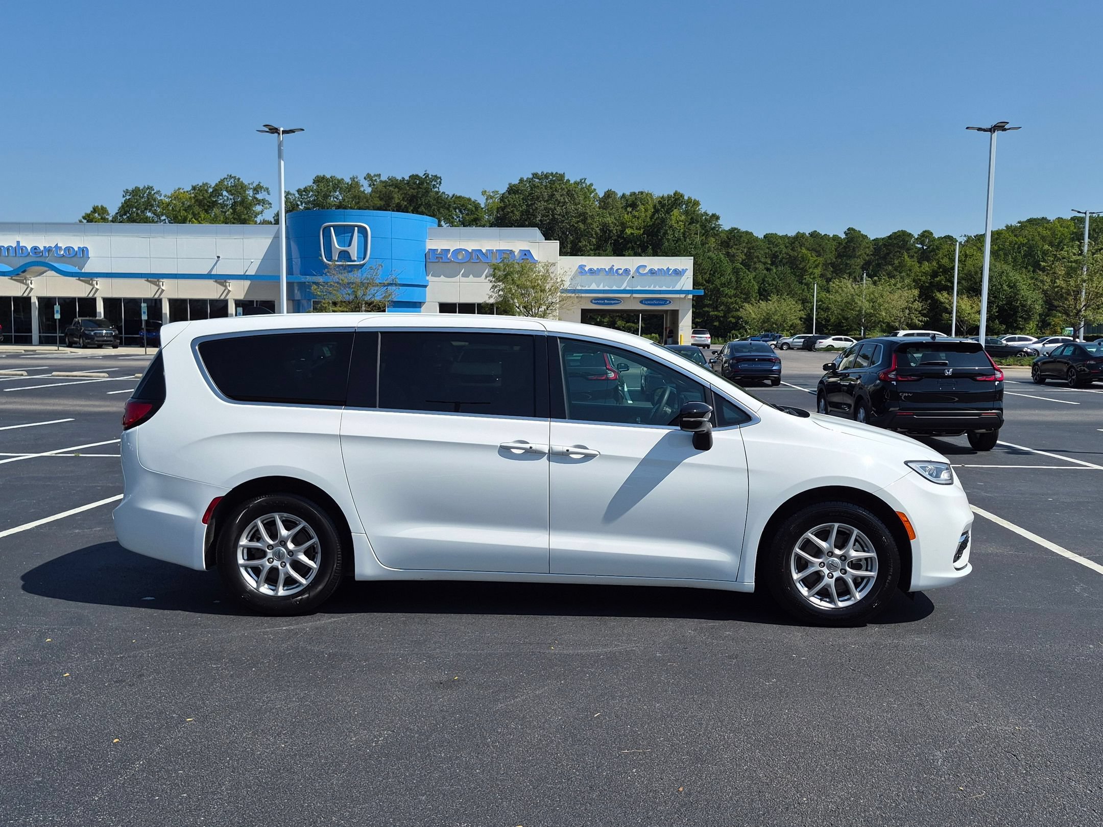Used 2025 Chrysler Pacifica Select FWD image 2