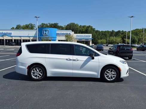 Used 2025 Chrysler Pacifica Select FWD image 2