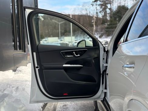 Used 2025 Mercedes-Benz GLC 300 4MATIC image 19