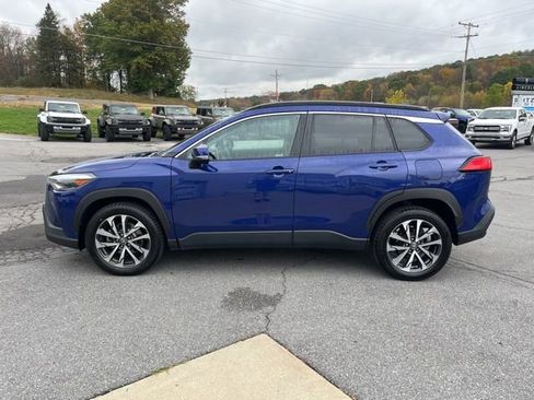 Used 2023 Toyota Corolla Cross XLE image 11