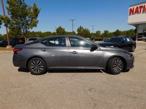 Used 2024 Nissan Altima 2.5 SV FWD image 4