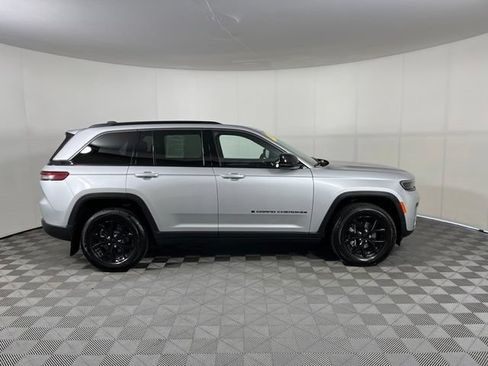 Used 2026 Jeep Grand Cherokee Altitude AWD/4WD image 8
