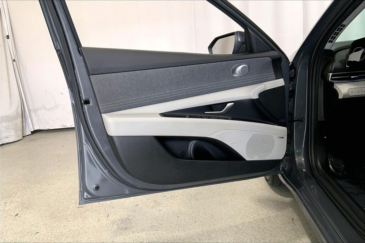 Used 2024 Hyundai Elantra Limited FWD image 25