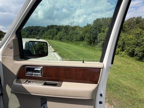Used 2014 Lincoln Navigator 4WD image 25