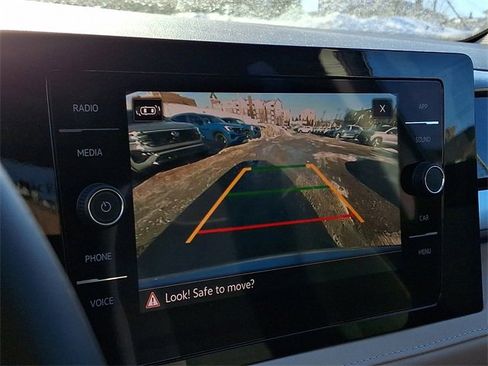 Used 2025 Volkswagen Taos SE w/ Panoramic Sunroof Package image 19