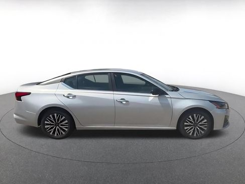 Used 2025 Nissan Altima 2.5 SV FWD image 16