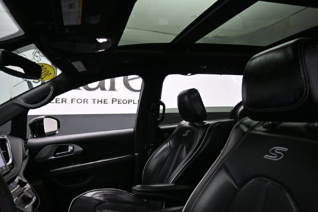 Used 2025 Chrysler Pacifica Limited FWD image 18