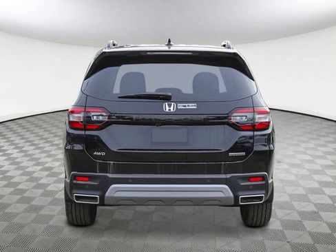 New 2025 Honda Pilot Touring image 3