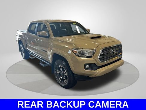 Used 2017 Toyota Tacoma TRD Sport w/ Tow Package (A/T) image 4