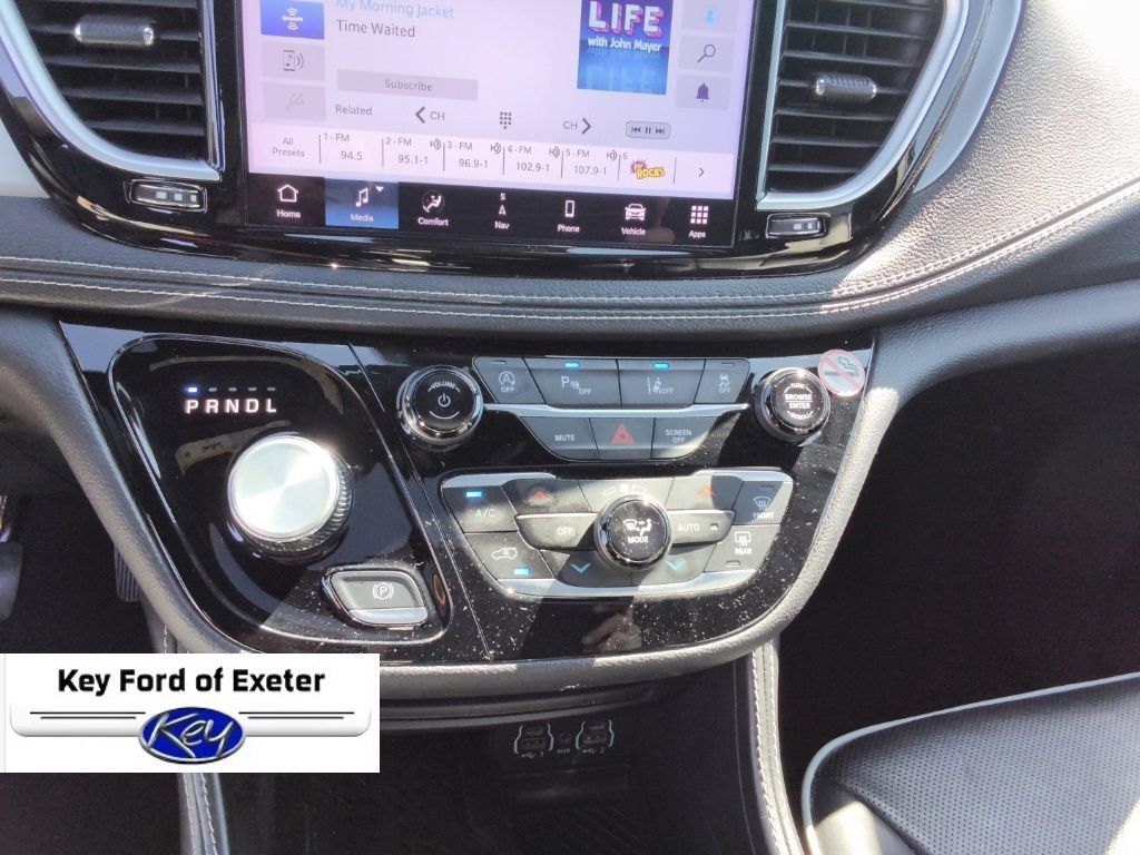 Used 2025 Chrysler Pacifica Limited FWD image 28