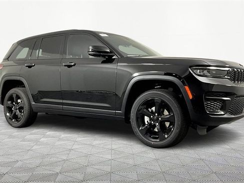 New 2025 Jeep Grand Cherokee Altitude image 3