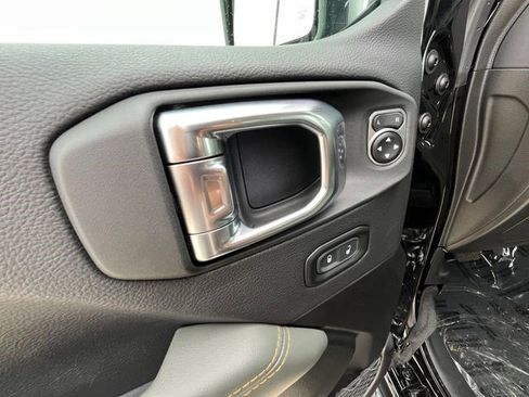 Used 2025 Jeep Gladiator Mojave AWD/4WD image 12