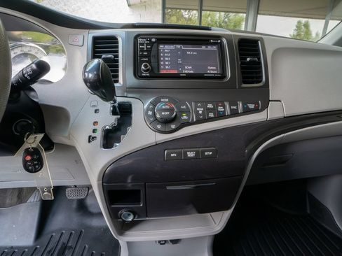 Used 2014 Toyota Sienna SE FWD image 11