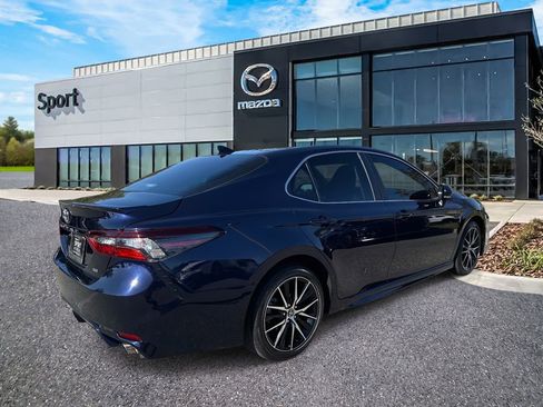 Used 2022 Toyota Camry SE image 3