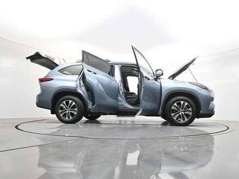 Used 2022 Toyota Highlander XLE AWD/4WD image 41