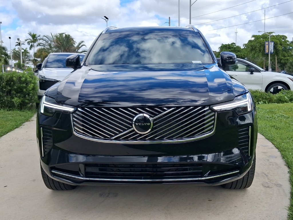 Certified 2025 Volvo XC90 B5 Core w/ Climate Package AWD/4WD image 2