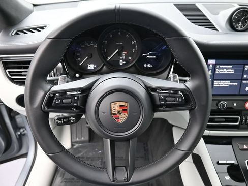 Certified 2025 Porsche Macan AWD/4WD image 12