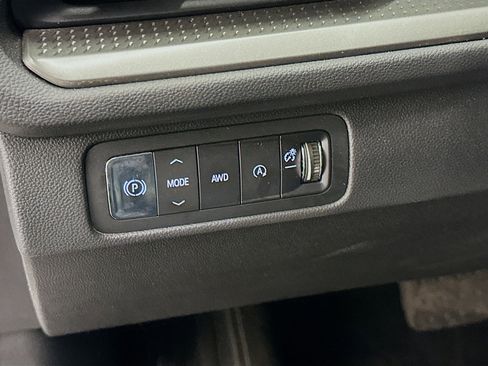 Used 2025 Chevrolet Traverse LT image 17