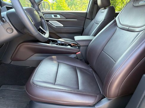 Used 2025 Ford Explorer Platinum RWD image 34
