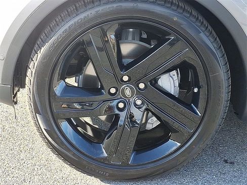 New 2025 Land Rover Discovery S image 5