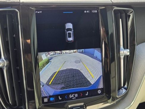 Used 2023 Volvo XC60 B5 Plus image 24