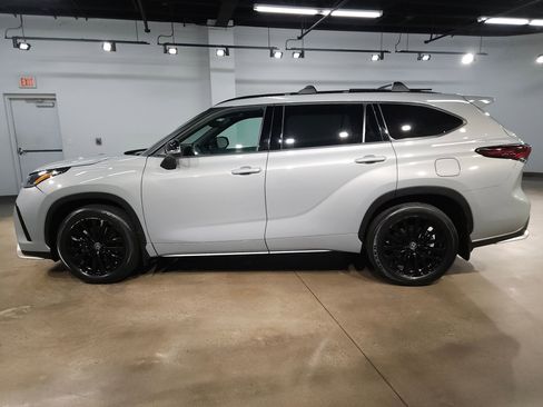 Certified 2025 Toyota Highlander XSE AWD/4WD image 4