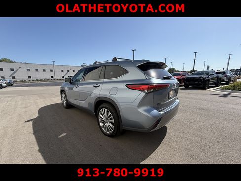 Used 2023 Toyota Highlander Platinum AWD/4WD image 3