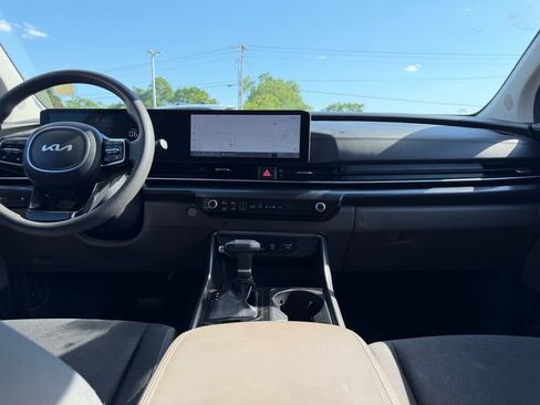 Used 2025 Kia Carnival LX FWD image 17