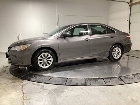 Used 2017 Toyota Camry XLE image 4