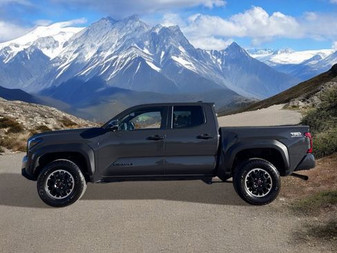 Used 2025 Toyota Tacoma TRD Off-Road image 2