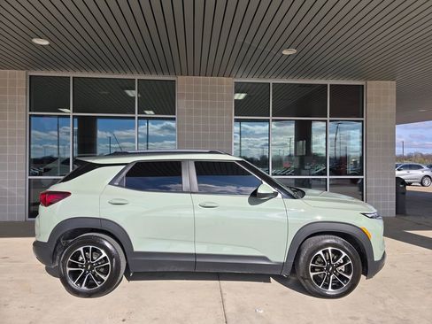 Used 2025 Chevrolet TrailBlazer LT w/ LT Cold Weather Package image 6