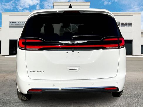 New 2026 Chrysler Pacifica Select image 4