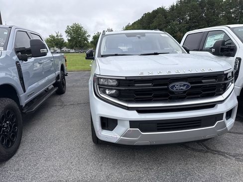 Used 2025 Ford Expedition Platinum w/ Driver's Package AWD/4WD image 4