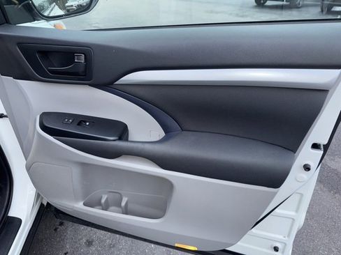 Used 2019 Toyota Highlander LE image 14