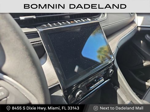 Used 2025 Jeep Grand Cherokee Limited w/ Black Appearance Package image 18