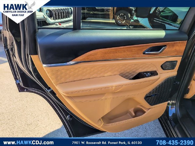 Used 2023 Jeep Grand Cherokee L Summit AWD/4WD image 25