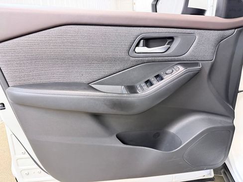 Used 2023 Nissan Rogue SV AWD/4WD image 8