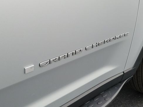 Used 2025 Jeep Grand Cherokee Limited RWD image 6