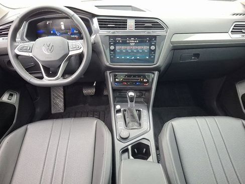 Certified 2024 Volkswagen Tiguan SE w/ Panoramic Sunroof Package AWD/4WD image 15